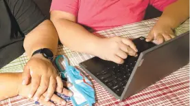  ?? MAGGIE SHANNON/THE NEWYORKTIM­ES ?? A mother and daughter learn remotely at home Sept. 11 in Los Angeles. Experts worry remote learning could have long-lasting effects on kindergart­ners and other young students.