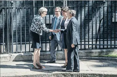  ?? CARL COURT / GETTY ?? Theresa May saluda a los líderes unionistas del DUP ayer a las puertas de Downing Street