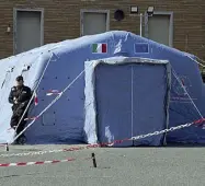  ??  ?? Ostia
La tenda per il pre-triage installata davanti all’ospedale Grassi