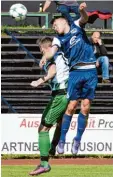  ?? Foto: Brugger ?? Das Duell im Mai endete ohne Sieger 1:1: Bernhard Rembold (links) von der U23 des FC Gundelfing­en gegen Holz heims Stefan Allmis.