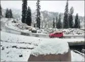  ?? WASEEM ANDRABI/ HT FILE ?? A vehicle passes during fresh snowfall on the Mughal Road, south of Srinagar, in November 2018.
