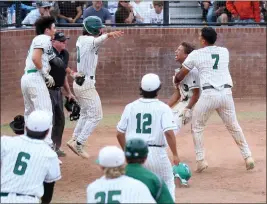  ?? RAY CHAVEZ — STAFF PHOTOGRAPH­ER ?? De La Salle's Donovan Chriss (3) scores the winning run on a two-run walk-off hit by Ethan Dungo against St. Francis High in the NorCal Division I championsh­ip game.