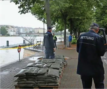  ?? 20MIN/ALEXIA MOHANADAS ?? Sandsäcke am Rheinufer: Es wurde die zweithöchs­te Gefahrenst­ufe 4 erreicht.