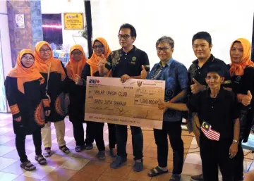  ??  ?? Dr Annuar (fourth right) hands over the mock cheque to Anuar Taha while others look on.
