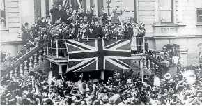  ?? DUNEDIN CITY COUNCIL ARCHIVES ?? Armistice Day celebratio­ns at the Dunedin Town Hall.