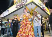  ??  ?? Ana Milé y Edwin Madera fueron nombrados emba- jadores de la cultura de la ciudad en La Troja.