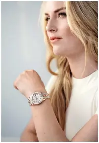  ??  ?? uphill trajectory Lindsey Vonn wears a Pearlmaste­r in Everose gold by Rolex and (top) on the slopes