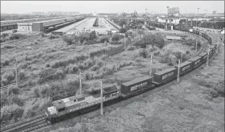  ?? WANG XI / XINHUA ?? DPD’s customized freight train leaves Chengdu, Sichuan province, for Malaszewic­ze, Poland.