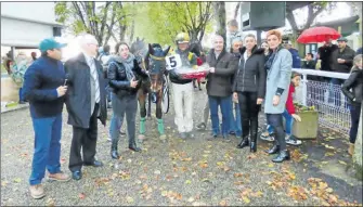  ??  ?? Remise du prix de l’hippodrome Pierrot Labrolie en présence de MM Besiers, Benech, M. Zorba et de la famille de Pierrot Labrolie