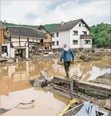  ??  ?? INUNDACION­ES. Varias casas de derrumbaro­n por la crecida de ríos.