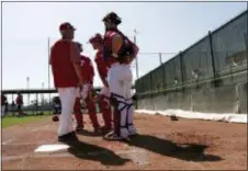  ?? LYNNE SLADKY — THE ASSOCIATED PRESS ?? Philadelph­ia Phillies catcher Cameron Rupp, right, talks with pitching coach Rick Kranitz, left, at baseball spring training camp last Thursday in Clearwater, Fla.