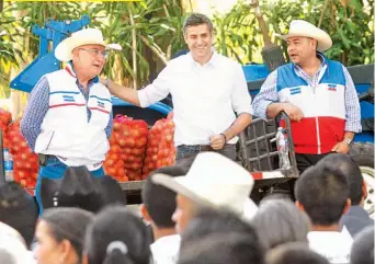  ??  ?? Encuentro. Carlos Calleja se reunió ayer por la mañana con líderes y representa­ntes de los sectores campesinos de La Libertad y San Salvador, en la hacienda Veracruz, en Zaragoza.