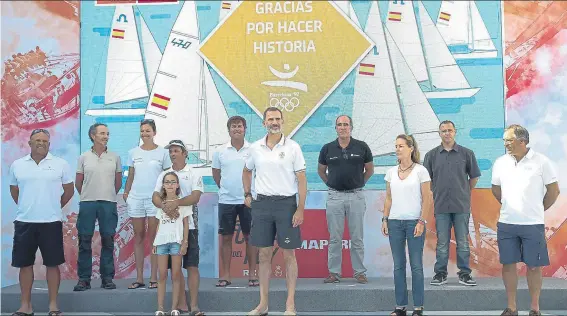  ?? FOTO: EFE ?? Foto para la historia de una cita histórica Felipe VI con los otros nueve regatistas que participar­on en los Juegos de Barcelona hace 25 años y donde la vela española sumó 5 medallas