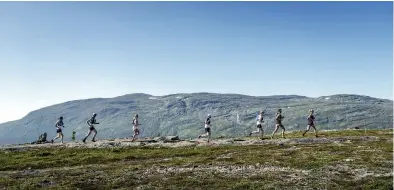  ??  ?? En veckas löpäventyr i Årefjällen bjuder bl.a. på magnifika naturupple­velser, tuff löpning på krävande underlag och hårda sprintutma­ningar inför massor av åskådare.