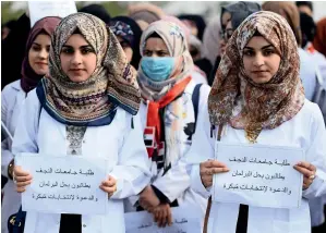  ?? AFP ?? RAISING VOICE: Iraqi students take part in an anti-government demonstrat­ion in Najaf. —