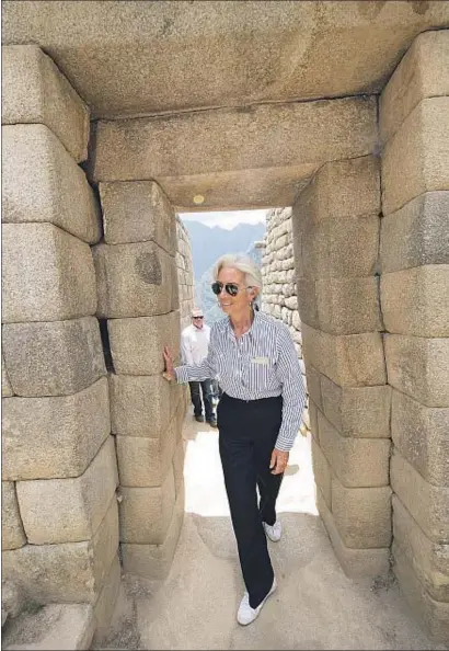  ?? HANDOUT / REUTERS ?? Christine Lagarde visitando las ruinas de Machu Picchu