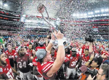  ?? Jerome Miron ?? Wisconsin linebacker T.J. Watt holds up the Cotton Bowl trophy after the Badgers defeated Western Michigan 24-16 on Jan. 2 at AT&T Stadium in Arlington, Texas.
USA Today