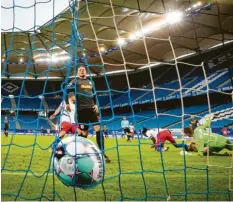  ?? Foto: Christian Charisius, dpa ?? Eines von drei HSV‰Toren: Bakery Jatta trifft zum 3:1‰Endstand gegen Jahn Regens‰ burg.