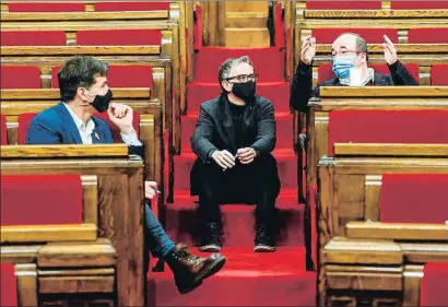  ?? QUIQUE GARCÍA / EFE ?? Sergi Sabrià, Josep Maria Jové y Miquel Iceta, en un momento de descanso ayer en el Parlament