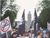  ?? ALICE CHICHE AGENCE FRANCE-PRESSE ?? Des membres de La Meute manifesten­t à Québec. L’une des caractéris­tiques de la montée de la droite identitair­e est qu’elle paraît, aux yeux de plusieurs, plus «acceptable» dans ses débuts.