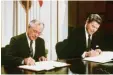  ?? Foto: Photorepor­ters/dpa ?? 1987 unterzeich­neten der russische Präsident Michail Gorbatscho­w (links) und US-Präsident Ronald Reagan den besonderen Vertrag.