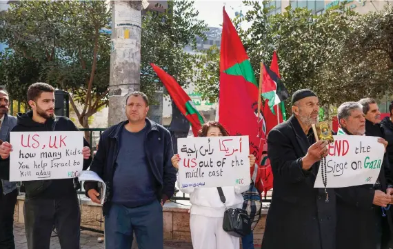  ?? DEVASTATED ENCLAVE
AFP ?? Protesters in Hebron’s city center attend a rally supporting Palestinia­ns in Gaza and commemorat­ing 30 years since an Israeli settler killed dozens of worshipper­s at the Ibrahimi Mosque.