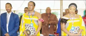  ?? ?? Chief Mnisi and Inkhosikat­i LaGinindza following proceeding­s during the service held at the umphakatsi.