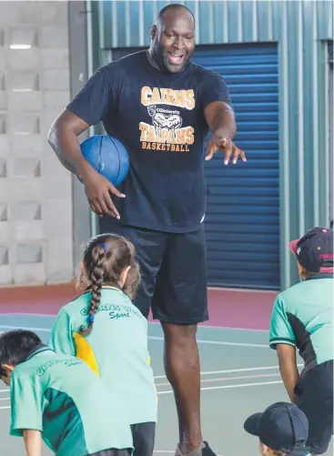  ?? Picture: ANNA ROGERS ?? GOOD ADVICE: Taipans star Nate Jawai works with the Queensland Police Service yesterday to teach Cairns West State School kids about how to protect themselves from abuse.