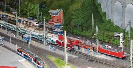  ??  ?? Fast wie im wirklichen Leben: Die Modellbahn des Bayerische­n Eisenbahnm­useums in Nördlingen.