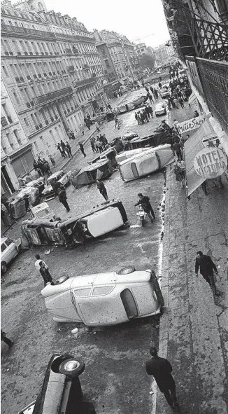  ?? PHOTOS ARCHIVES AGENCE FRANCE-PRESSE ?? Des voitures renversées rue Gay-Lussac à Paris, lors de violentes bagarres qui ont opposé des étudiants aux forces de l’ordre dans la nuit du 10 au 11 mai 1968.