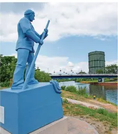  ?? ARCHIVFOTO: OLIVER DIETZE ?? Seit 2015 erinnert diese Fährmann-Skulptur am Wehrdener Saarufer an die jahrhunder­telange Fähren-Vergangenh­eit des Wehrdener Flussabsch­nitts. Inzwischen ist sie bereits beschädigt.