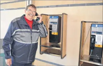  ?? KATIE SMITH/THE GUARDIAN ?? Hans Reist, who is visiting the Island from Switzerlan­d, resorts to using a pay phone at the Charlottet­own Mall this week after his prepaid cellphone wouldn’t work.