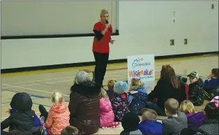  ?? NEWS PHOTO JEREMY APPEL ?? Donna Serr, chairperso­n of the Medicine Hat Children’s Wish, speaks to students Friday at Dr. Ken Sauer School prior to the Walk for Wishes.