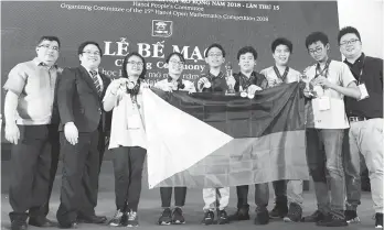  ?? MTG ?? CHAMPION. Filipino contestant­s show the medals and trophy they won at the Hanoi math contest. From left, MTG president Dr. Isidro Aguilar, Vice Consul Dean Jason Arriola, Gwyneth Margaux Tangog, Annika Angela Mei Tamayo, Robert Frederik Uy, Justin Teng...