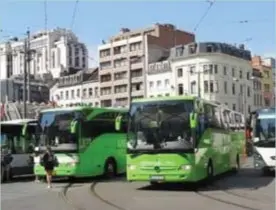  ?? FOTO JAN VAN DE PERRE ?? Wekelijks gaan er zo’n 650 internatio­nale bussen door de Antwerpse Turnhoutse­baan die vertrekken op het Astridplei­n.