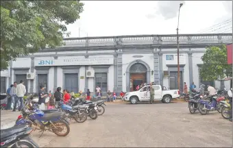  ??  ?? Fachada del Banco Nacional de Fomento (BNF) de la ciudad de San Estanislao donde se produjo el altercado.