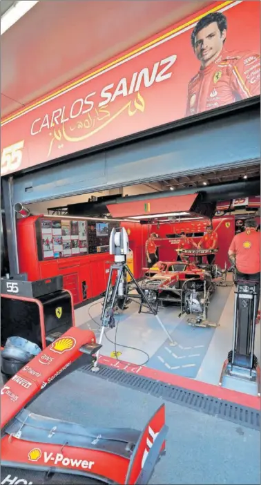  ?? ?? El lado del box de Carlos Sainz en Ferrari, sin el piloto español, en el circuito de Yeda.