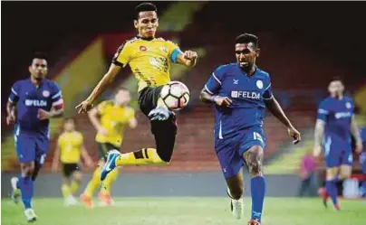  ??  ?? Pemain Perak, Mohamad Nasir Basharudin (dua dari kiri) diasak pemain FELDA United, K Prabakaran pada perlawanan Liga Super di Stadium Shah Alam, kelmarin.