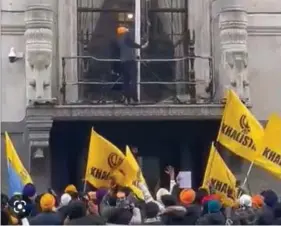  ?? ?? Khalistani supporters vandalisin­g the Indian High Commission in London.