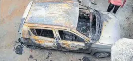  ?? SANJEEV KUMAR/HT ?? A torched car at the income tax department office in Mansa on Friday.