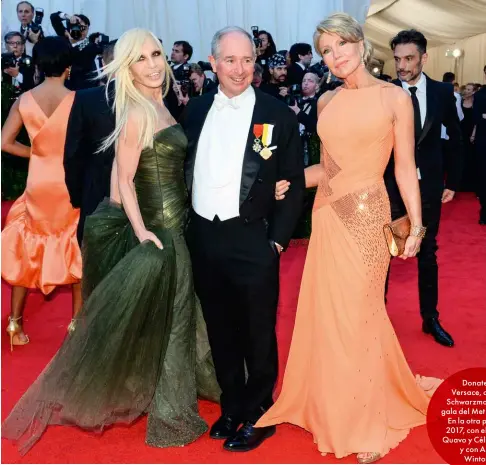  ??  ?? Donatella Versace, con los Schwarzman, en la gala del Met de 2014. En la otra pág., en 2017, con el rapero Quavo y Céline Dion, y con Anna Wintour.