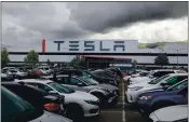  ?? JIM WILSON — THE NEW YORK TIMES ?? The Tesla car manufactur­ing plant in Fremont, where more than 400 workers tested positive for the coronaviru­s from May to December, according to public health data released by a transparen­cy website.