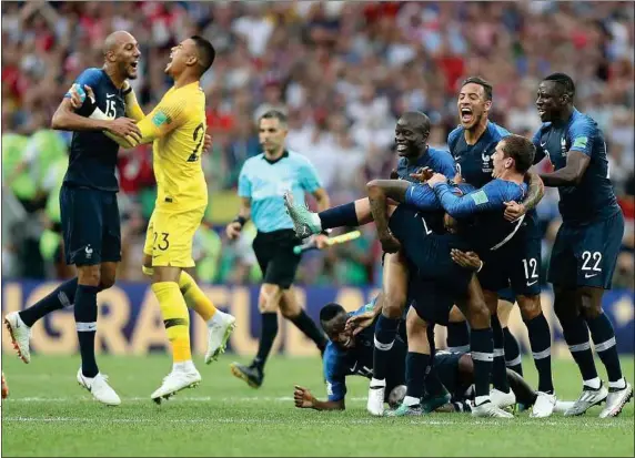  ??  ?? Au coup de sifflet final, les Bleus ont laissé éclater leur joie après cet exploit contre les Croates qui les fait entrer dans l’histoire du sport.