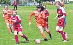  ??  ?? Top and right – Dryburgh U/15s (wine tops) lost 3-2 to Letham in an entertaini­ng encounter at Lochee Park.