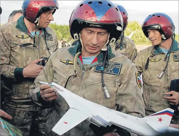  ?? ITAR-TASS / AP ?? Vladímir Putin, en una imagen tomada en el 2005, con una maqueta del bombardero estratégic­o ruso Tu-160