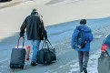  ??  ?? In partenza
Uno studente e un genitori tornano a casa dopo il malessere