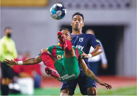  ??  ?? Lance acrobático de Victor Costa surpreende o belenense Diogo Calila