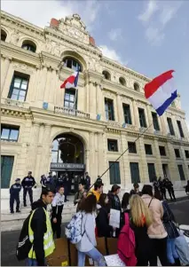  ??  ?? Midi hier à l’hôtel de ville, les lycéens ont commencé à se disperser. (Photo Patrice Lapoirie)