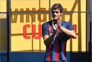  ?? JOSEP LAGO / AFP ?? Marcos Alonso, ex carrilero del Chelsea, ayer en su presentaci­ón con el Barcelona.