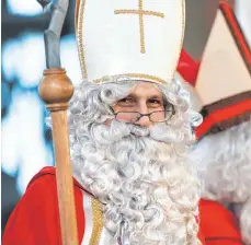  ?? SYMBOLFOTO: DPA/FELIX KÄSTLE ?? Auch in diesem Jahr können Kinder in Ochsenhaus­en den Nikolaus erleben, aber wegen der Pandemie nur aus der Distanz.